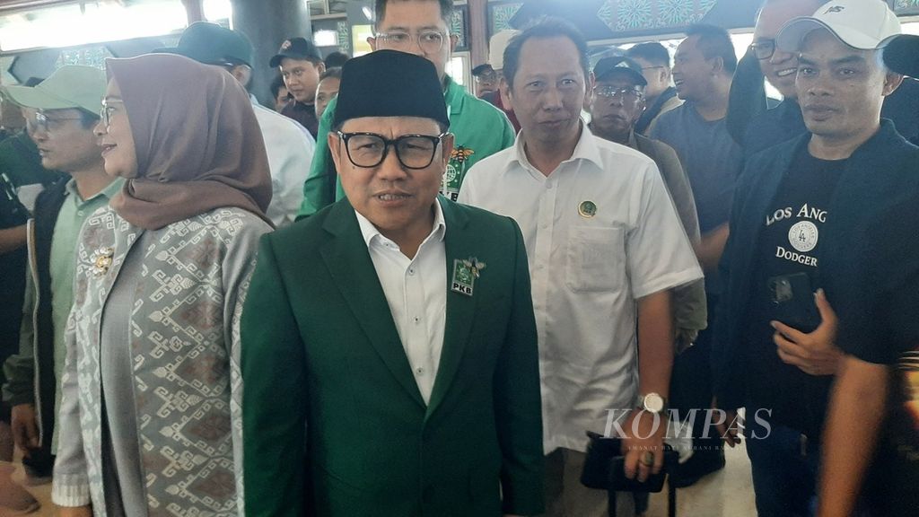 Ketua Umum Partai Kebangkitan Bangsa Muhaimin Iskandar bersama sejumlah kader PKB berada di Bandara Soekarno-Hatta, Jakarta, Jumat (23/8/2024l). Mereka bersiap menuju lokasi Muktamar ke-6 PKB 2024 di Bali. 