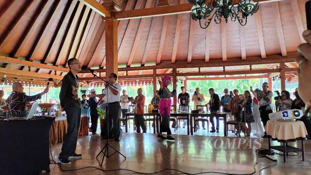 Sejumlah diaspora keturunan Jawa ramai-ramai menyanyikan lagu Maturnuwun Simbah di Manohara Hotel, Senin (12/6/2023).