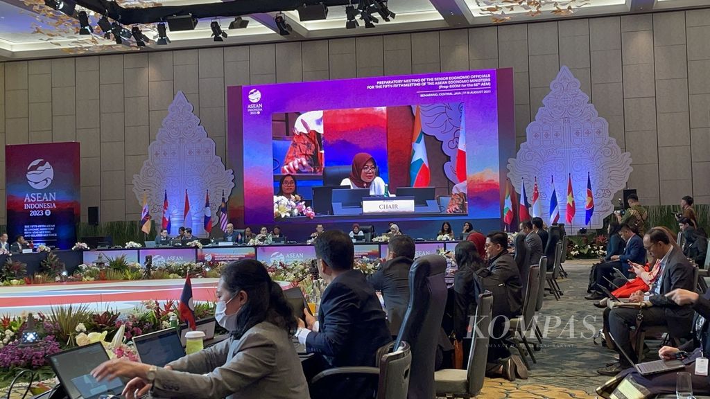 Suasana pembukaan Senior Economic Officials Meeting yang menjadi Pertemuan Menteri Ekonomi ASEAN atau ASEAN Economic Ministers’ Meeting ke-55 di Semarang, Jawa Tengah, Kamis (17/8/2023). AEM Meeting ke-55 berlangsung pada 17-22 Agustus di Semarang.