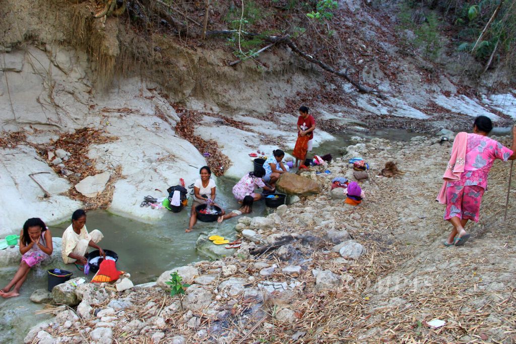 Para ibu mencuci pakaian di air keruh. Sejumlah warga di Desa Manulea, Kecamatan Sasitamean, Kabupaten Malaka, Nusa Tenggara Timur, menggunakan air keruh di Kali Babeko untuk mandi dan cuci seperti terlihat pada Rabu (21/10/2020). 