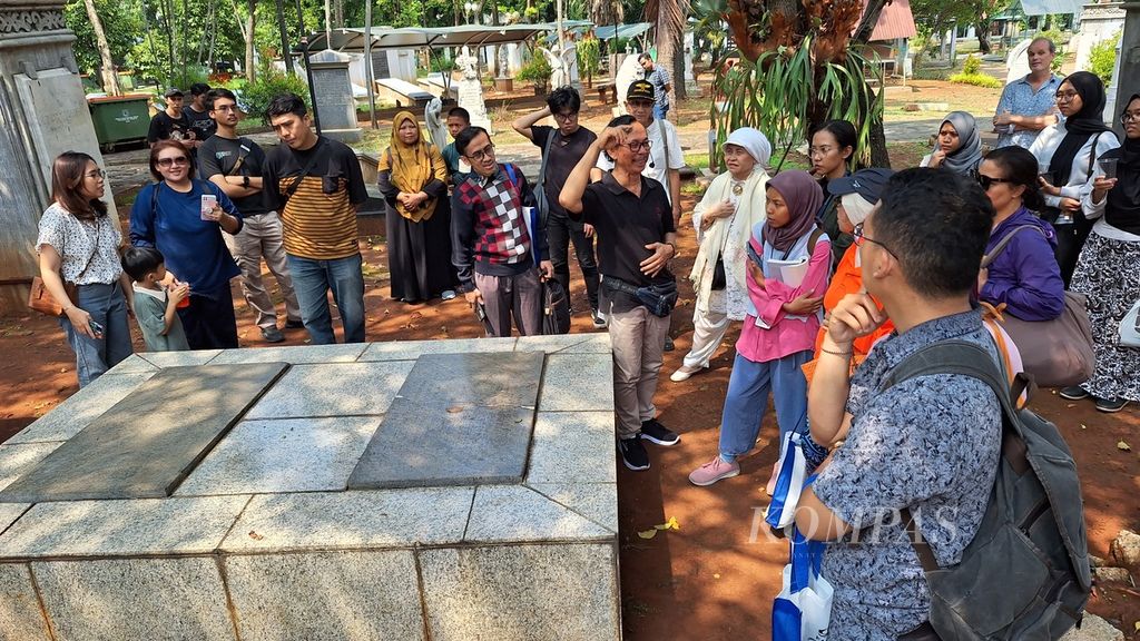 Pengunjung berkeliling dari satu nisan ke nisan lain di Museum Prasasti, Jakarta Pusat, Minggu (26/11/2023).