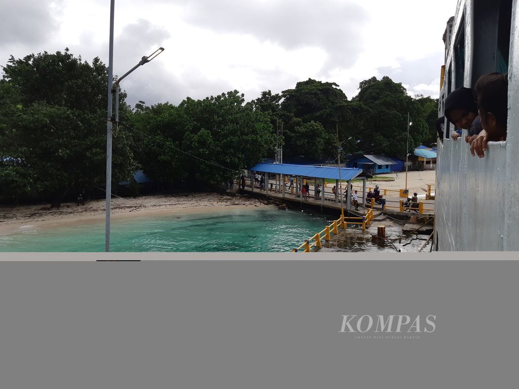 Sebuah feri baru saja tiba di Pelabuhan Hunimua, Maluku Tengah, Maluku, Kamis (22/6/2023). Kapal itu berangkat dari Pelabuhan Waipirit, Seram Bagian Barat, Maluku.