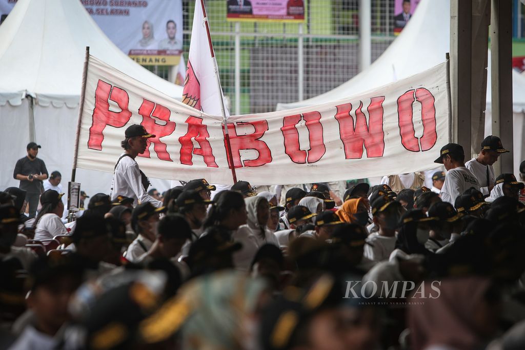 Sebuah spanduk bertuliskan Prabowo terpasang di lapangan sepak bola Blok S, Jakarta Selatan, Sabtu (12/8/2023). Partai Gerindra kembali menggelar konsolidasi akbar kader di Jakarta Selatan untuk memenangkan Ketua Umum Partai Gerindra Prabowo Subianto dalam Pemilihan Presiden 2024. Konsolidasi kader partai terus digiatkan karena durasi kampanye Pemilu 2024 yang singkat. 