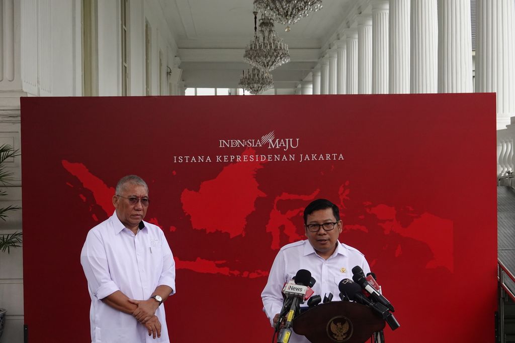 Kepala Badan Pangan Nasional Arief Prasetyo Adi memberikan keterangan pers di Kompleks Istana Kepresidenan, Jakarta, Senin (12/2/2024), seusai menghadiri rapat terbatas yang dipimpin Presiden Joko Widodo untuk membicarakan isu perberasan nasional. 