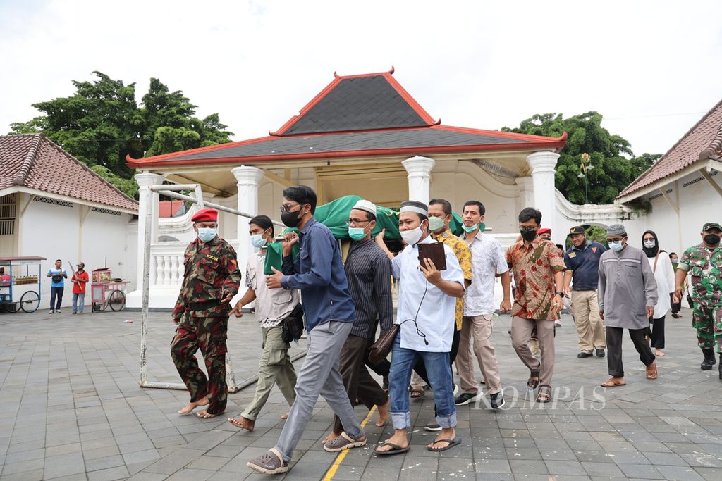 Jenazah mantan Ketua Umum PP Muhammadiyah Ahmad Syafii Maarif tiba di Masjid Gede Kauman, Yogyakarta, Jumat (27/5/2022). Tokoh bangsa yang kerap dipanggil dengan nama Buya Syafii tersebut berpulang dalam usia 87 tahun.