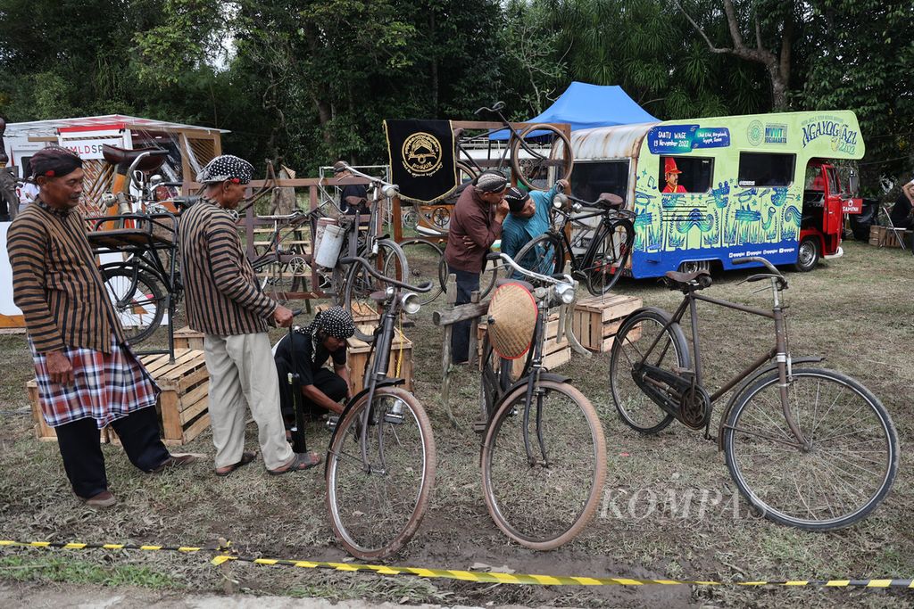 Komunitas penggemar sepeda ontel Podjok turut dilibatkan untuk memeriahkan ajang Ngayogjazz di Dusun Cibuk Kidul, Margoluwih, Seyegan, Sleman, DI Yogyakarta, Sabtu (19/11/2022). Ngayogjazz kembali digelar dengan menghadirkan 40 penampil.