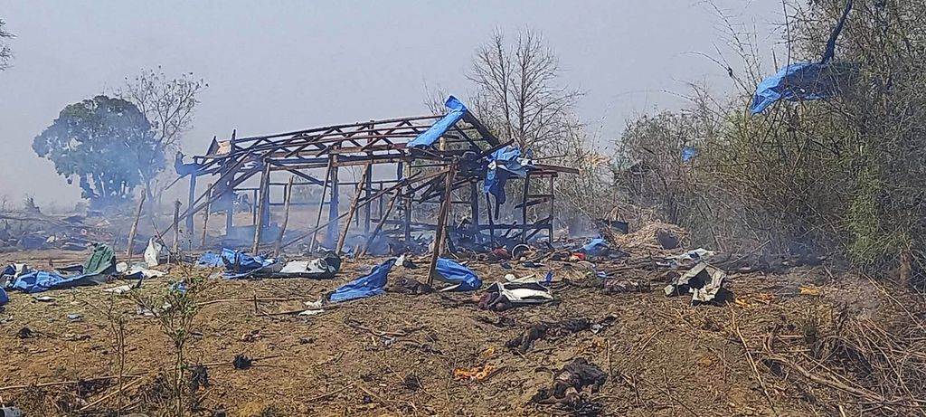 Foto dari Kelompok Aktivis Kyunhla ini menunjukkan situasi setelah serangan udara di Desa Pazigyi, Kotapraja Kanbalu, Sagaing, Myanmar, Selasa (11/4/2023).