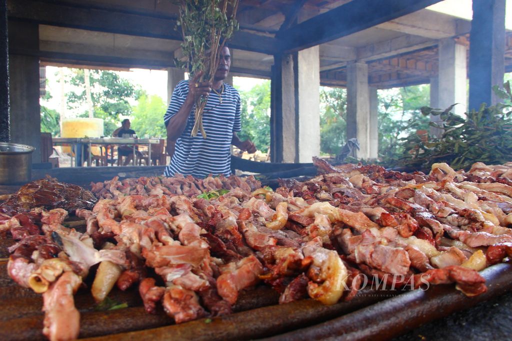 Proses pengolahan daging sei di Kampung Baun, Kabupaten Kupang, Nusa Tenggara Timur, Rabu (25/8/2021). Kematian ternak babi akibat ASF mengancam usaha kuliner yang sudah dikenal nasional dan internasional ini.