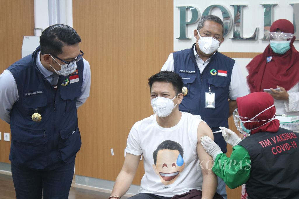 Musisi Nazril Irham atau Ariel menerima vaksinasi Covid-19 perdana Rumah Sakit Khusus Ibu dan Anak Kota Bandung, Jawa Barat, Kamis (14/1/2021).