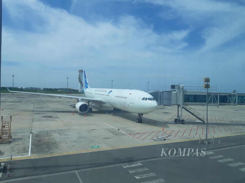 Pesawat Garuda Indonesia bersiap berangkat dari Bandara Internasional Jawa Barat (BIJB) Kertajati, Kabupaten Majalengka, menuju Jeddah, Arab Saudi, Minggu (20/11/2022). Pesawat itu mengangkut sekitar 225 calon anggota jemaah, termasuk 45 orang dari wilayah Cirebon dan sekitarnya.