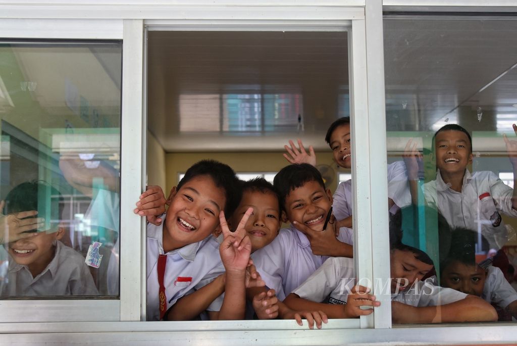 Sejumlah siswa berpose di SDN Sentul 02 Kabupaten Bogor, Jawa Barat, Selasa (23/7/2024). Wakil Presiden terpilih Gibran Rakabuming Raka memantau uji coba program makan bergizi gratis di SDN 02 dan 03 Sentul, Kabupaten Bogor, Jawa Barat.