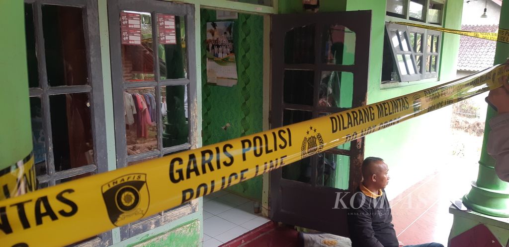 Potret rumah Rasni, korban pembunuhan, di Desa Cangkoak, Kecamatan Dukupuntang, Kabupaten Cirebon, Jawa Barat, Senin (27/11/2023). Korban diduga menjadi korban pembunuhan oleh mantan suami sirinya.