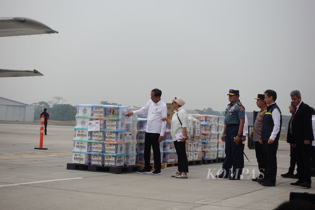 Presiden Joko Widodo pada acara pelepasan bantuan kemanusiaan untuk Palestina di Lanud Halim Perdanakusuma, Jakarta, Sabtu (4/11/2023). Bantuan tersebut bukan hanya dari pemerintah, melinkan juga dari masyarakat dan dunia usaha yang disalurkan melalui berbagai lembaga kemanusiaan.