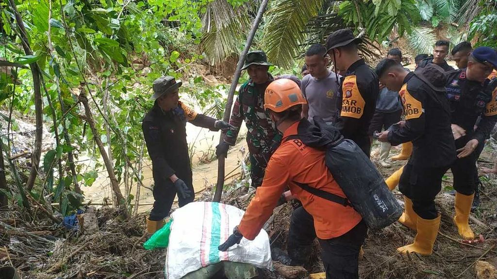 Tim SAR gabungan melakukan evakuasi dan pencarian korban longsor Bone Bolango, Gorontalo, Senin (8/7/2024). Sebanyak 11 korban meninggal dan 51 orang hilang dari kejadian ini. 