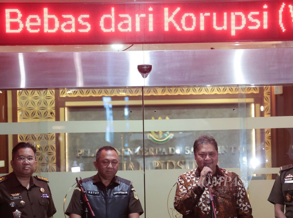 Menteri Koordinator Bidang Perekonomian Airlangga Hartarto usai diperiksa di Kejaksaan Agung, Jakarta, Senin (24/7/2023). 