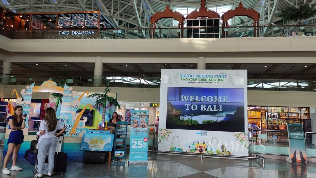 Aktivitas pariwisata di Bali semakin pulih. Bandara Internasional I Gusti Ngurah Rai di Badung, Bali, menjadi gerbang utama kedatangan wisatawan ke Bali. Suasana di area Terminal Kedatangan Internasional Bandara Internasional I Gusti Ngurah Rai, Badung, Kamis (22/6/2203).