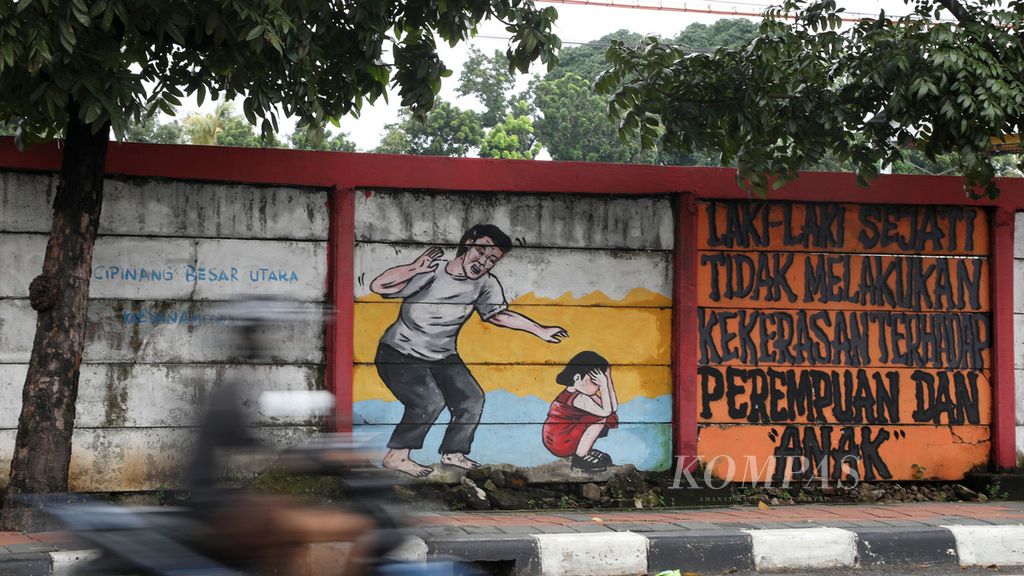 Mural berisi pesan untuk menghindari kekerasan terhadap anak dan perempuan di Jalan Bekasi Timur Raya, Jakarta Utara, Kamis (20/2/2020).