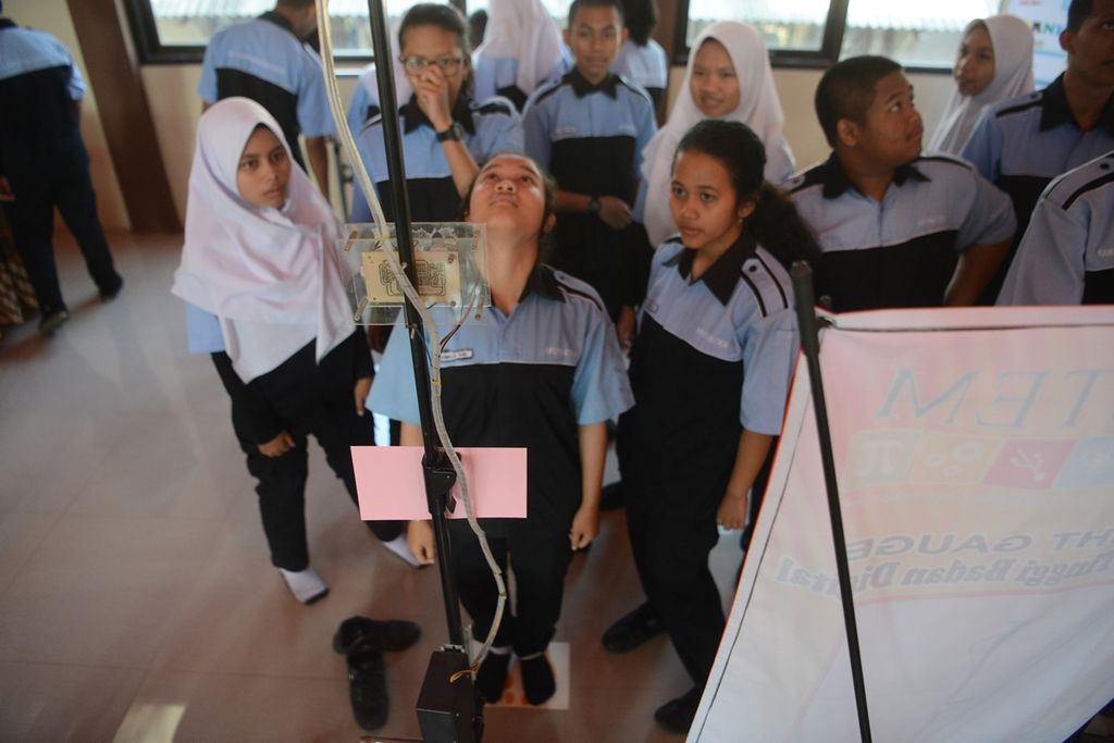 Pelajar mencoba alat pengukur tinggi badan buatan siswa yang dipamerkan dalam kegiatan Ekspose STEM di Gedung Technopark SMK Negeri 2 Salatiga, Kota Salatiga, Jawa Tengah, Rabu (13/11/2019). 