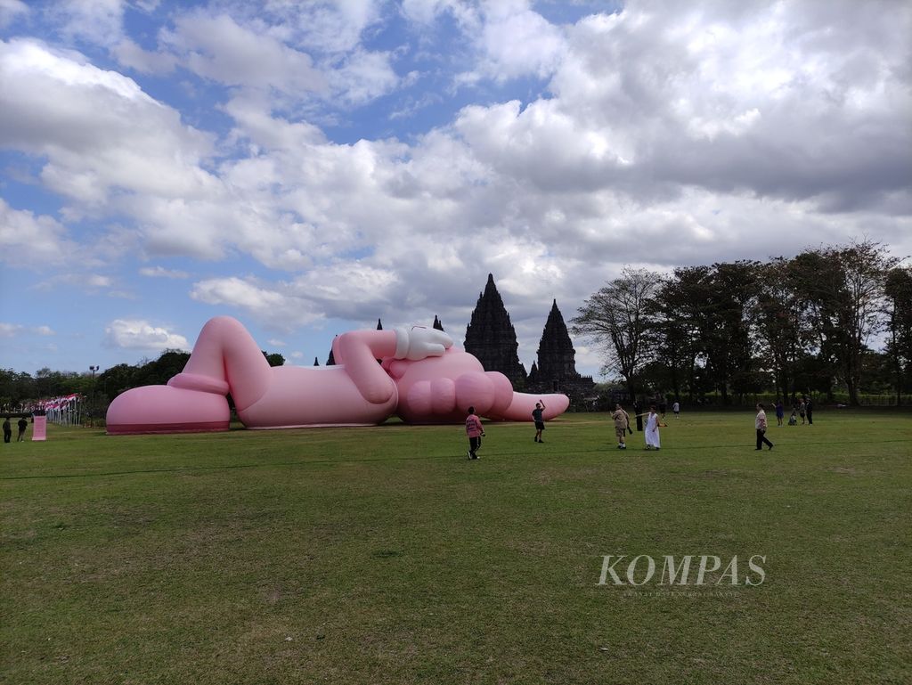 Patung monumental KAWS: Holiday dipamerkan di Yogyakarta, Jumat (18/8/2023). Pengunjung bisa mengamati karya seni tersebut hingga 31 Agustus 2023.