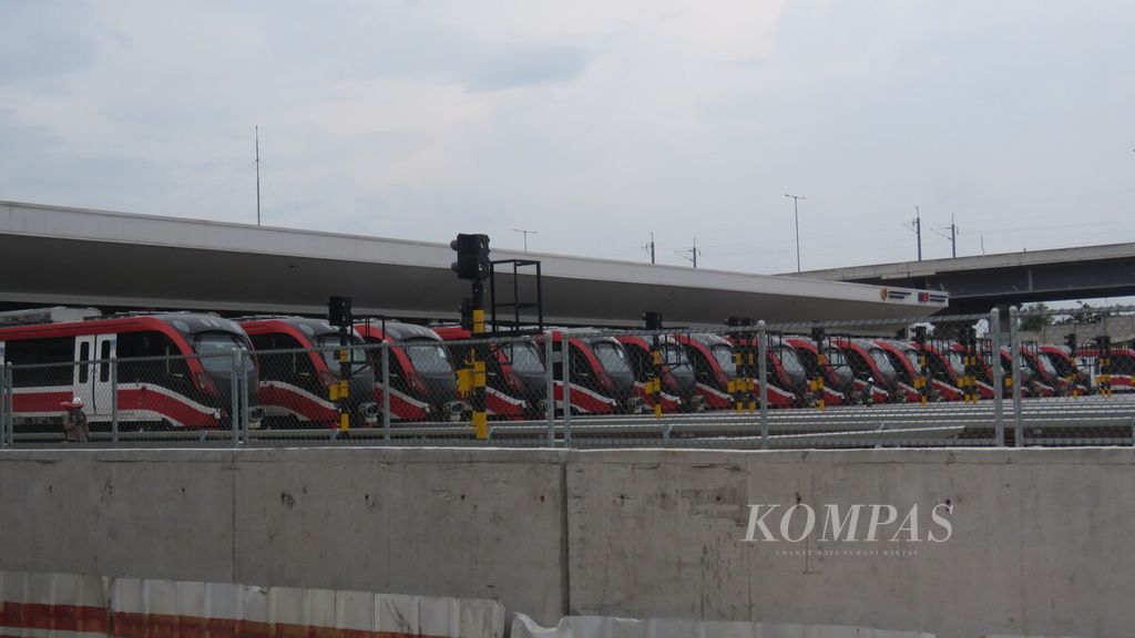 Jajaran rangkaian kereta LRT Jabodebek diparkir di area <i>stabling </i>di depo LRT Jabodebek, Jatimulya, Bekasi Timur, Jawa Barat, Selasa (17/1/2023). LRT yang melayani tiga lintas pelayanan itu akan siap beroperasi komersial pada Juli 2023.