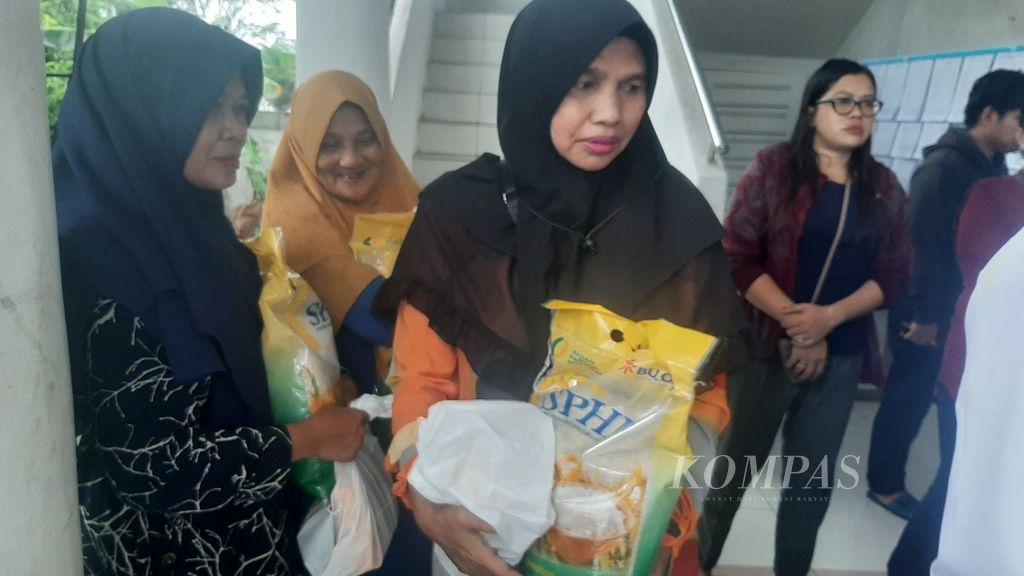 Masyarakat Kota Pontianak, Kalimantan Barat, yang mengikuti operasi pasar murah di Kelurahan Akcaya, Kecamatan Pontianak Selatan, Rabu (6/3/2024).