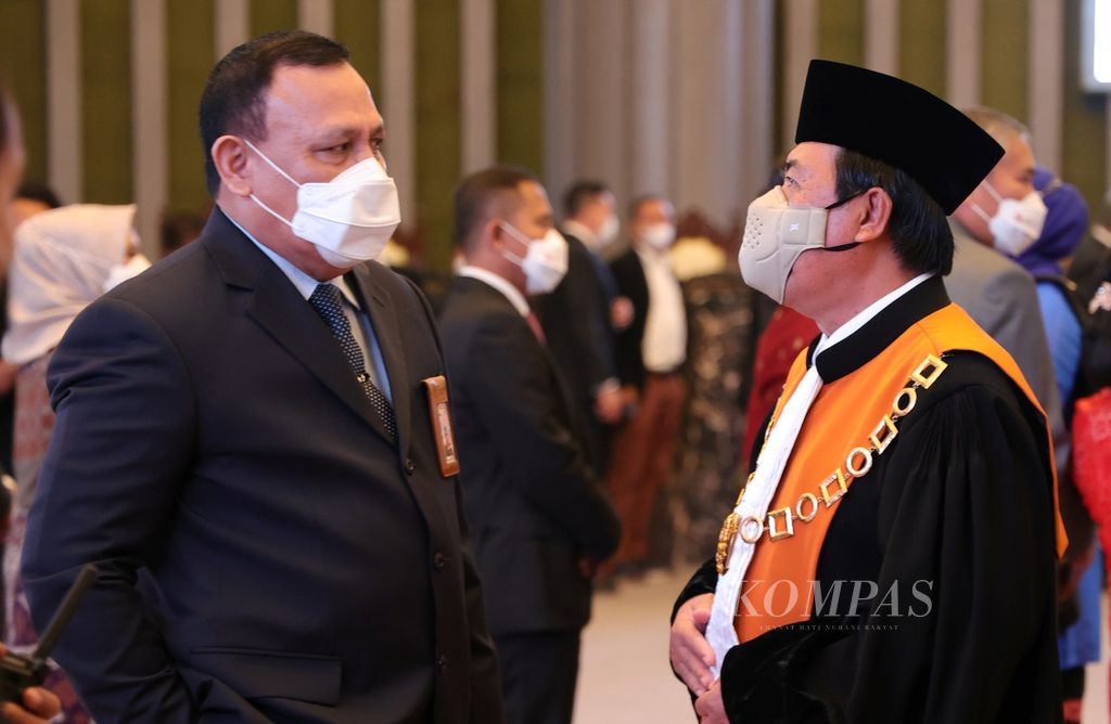 Ketua KPK Firli Bahuri (kiri) berbincang dengan Ketua Mahkamah Agung Muhammad Syarifuddin di sela-sela sebuah acara di Jakarta, Rabu (20/7/2022).