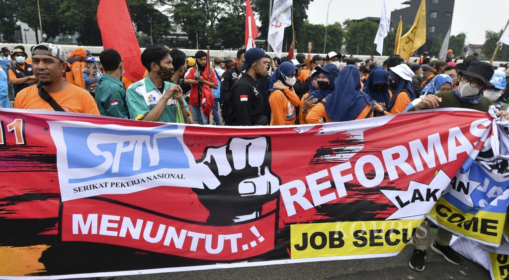 Massa buruh dari berbagai serikat pekerja berunjuk rasa di depan Gedung DPR/MPR, Jakarta, Rabu (15/6/2022). Dalam aksi yang diikuti ribuan buruh tersebut mereka kembali menyerukan penolakan atas revisi UU Pembentukan Peraturan Perundang-undangan (UU P3) dan penolakan UU Cipta Kerja. Para buruh juga menyerukan akan melakukan mogok kerja nasional jika DPR tidak mencabut revisi UU P3. 
