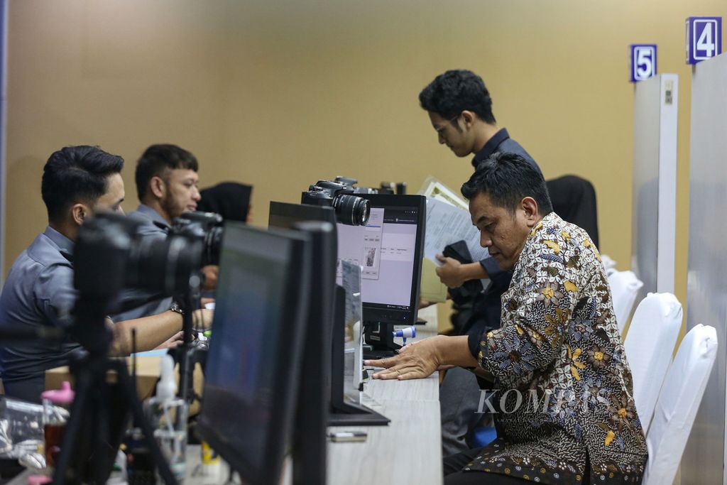 Seorang pemohon merekam sidik jari saat pembuatan paspor di Kantor Imigrasi Kelas I Non TPI Jakarta Pusat, Senin (24/6/2024). Gangguan pada server Pusat Data Nasional atau PDN berdampak pada layanan pembuatan paspor di kantor imigrasi. 