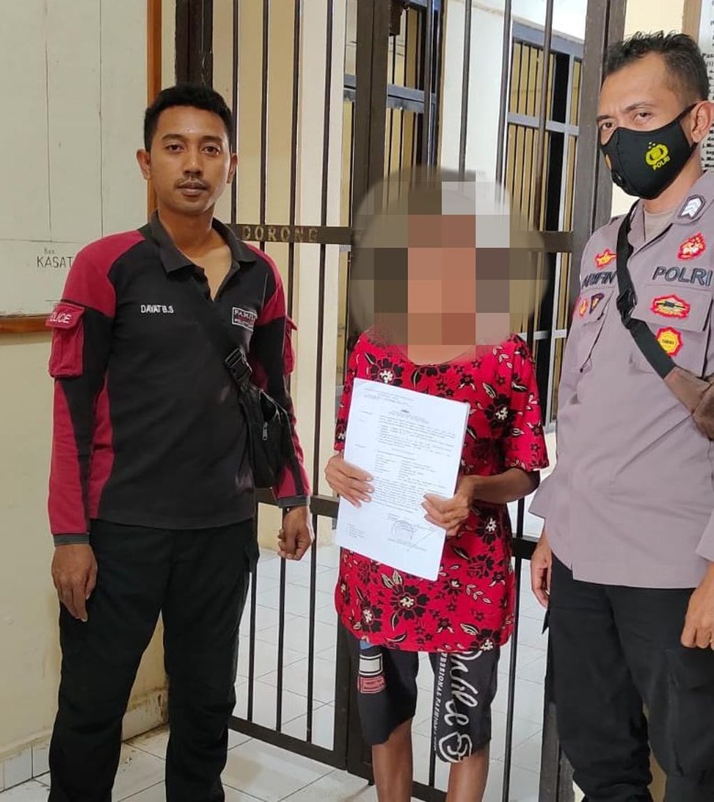 Pelaku pembunuhan, AA, yang juga ibu kandung korban, bersama aparat Polres Rote Ndao, di Baa, Jumat (22/7/2022).