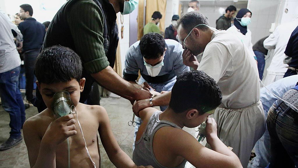 Anak-anak Suriah mendapat perawatan atas gangguan pernapasan yang mereka alami di sebuah klinik di Ghouta timur, Suriah, Rabu (7/3), setelah terjadi beberapa serangan udara pasukan Pemerintah Suriah. 