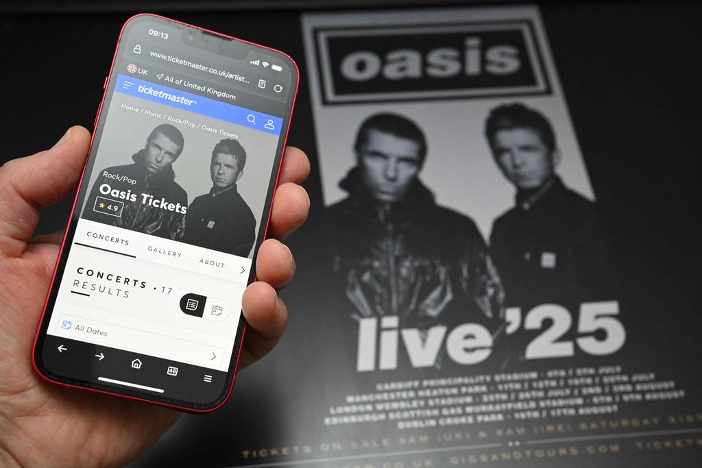 Warga Marsden, Inggris, mengakses laman pembelian tiket konser Oasis.