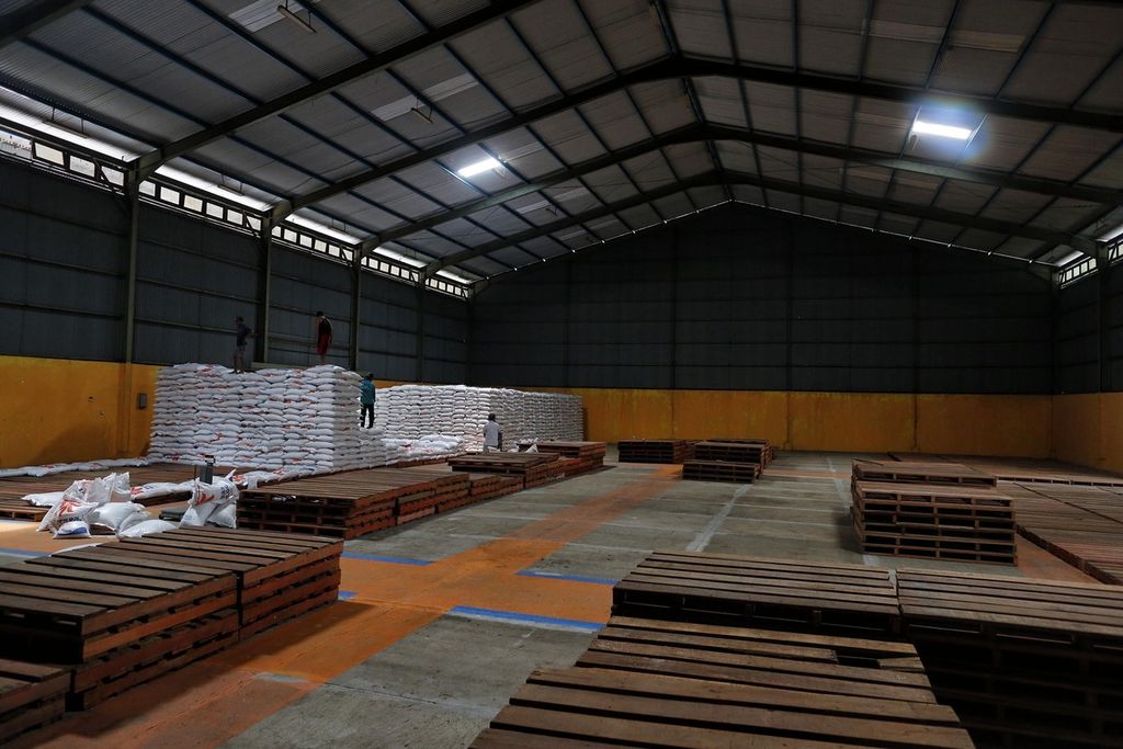 Kondisi salah satu gudang Perum Bulog Kantor Cabang Cirebon, Jawa Barat, Selasa (28/2/2023), yang dipersiapkan untuk menampung beras hasil serapan petani saat panen raya yang diperkirakan akan mulai pada pertengahan Maret. Perum Bulog Kantor Cabang Cirebon menargetkan dapat menyerap beras sebanyak 70.000 ton pada panen raya di awal tahun ini.