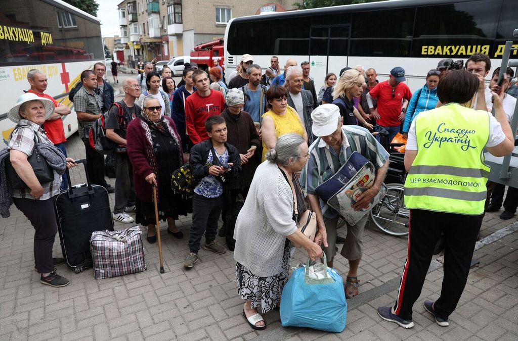 Evacuees from the places of battles in Donetsk and Luhansk regions board a train outgoing to the western Ukrainian city of Lviv, at a railway station in Pokrovsk, Donetsk region on June 15, 2022, as the Russian-Ukraine war enters its 112th day. 