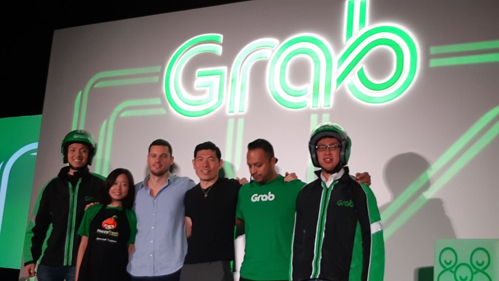 CEO Grab Anthony Tan (keempat dari kiri) dengan diapit CEO Happy Fresh Guillem Segarra (kiri) dan Head of Product and Design Grab Jerald Singh (kanan), bersama beberapa pegawai Grab, Selasa (10/7), di Singapura, meluncurkan layanan Grab Fresh. Layanan ini menyediakan layanan antar barang belanjaan sebagai hasil kerja sama Grab dengan Happy Fresh.