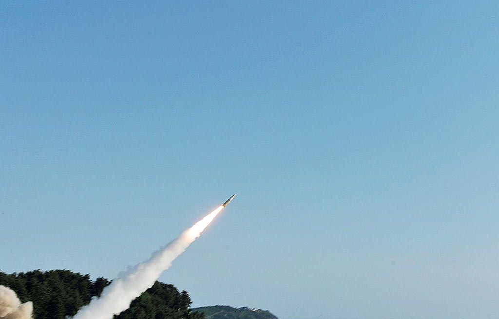 Militer Amerika Serikat  dan Korea Selatan melakukan simulasi Sistem Rudal Taktis Militer (ATACMS) dengan meluncurkan rudal Hyunmoo II milik Korsel ke Laut Jepang atau Laut Timur, Rabu (5/7), sebagai balasan atas aksi Korea Utara meluncurkan rudal balistik Hwasong-14 sehari sebelumnya.