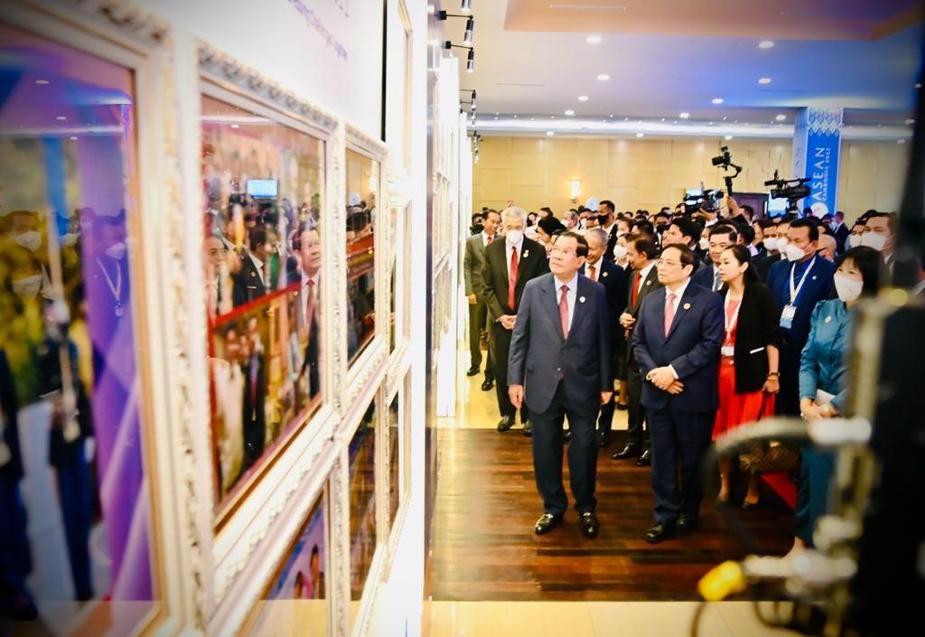 Para pemimpin negara ASEAN meninjau pameran seusai pembukaan KTT Ke-40 ASEAN di Phnom Penh, Kamboja, Jumat (11/11/2022).