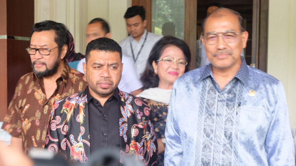 Panitia Khusus Papua yang dibentuk DPD mengunjungi Kementerian Koordinator Politik, Hukum, dan Keamanan, di Jakarta, Senin (25/11/2019). Salah satu anggotanya adalah Filep Wamafma (tengah). 