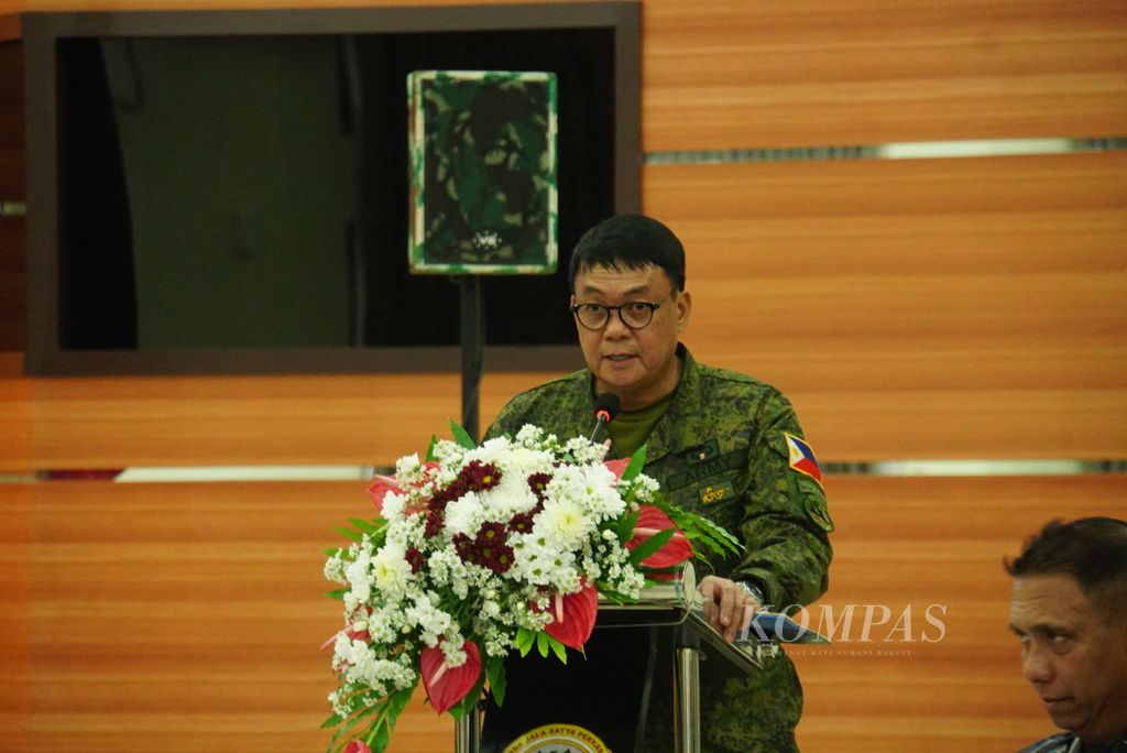 Komandan Eastern Mindanao Command Letnan Jenderal Greg T Almerol membacakan sambutan dalam pembukaan Patroli Terkoordinasi Filipina-Indonesia (Corpat Philindo) XXXVII di Manado, Sulawesi Utara, Rabu (3/5/2023). 