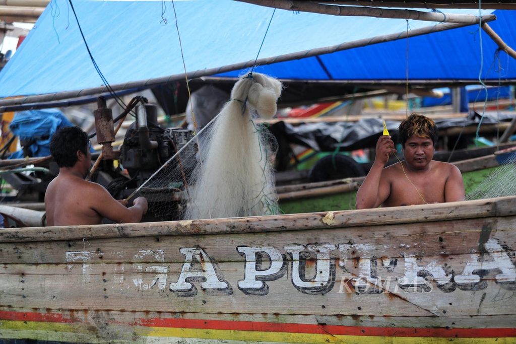 Nelayan merapikan kembali jaringnya di Muara Angke, Jakarta Utara, setelah melaut (23/7/2021). Nelayan setempat mengeluhkan sulitnya mendapatkan bahan bakar minyak dengan harga normal di tempat tersebut. Biasanya nelayan membeli solar secara eceran yang harganya antara Rp 7.500 - Rp 10.000 per liternya.