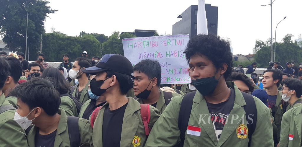 Mahasiswa aliansi Badan Eksekutif Mahasiswa Seluruh Indonesia berunjuk rasa di depan Gedung Parlemen, Jalan Gatot Subroto, Jakarta Pusat, Senin (11/4/2022) siang.