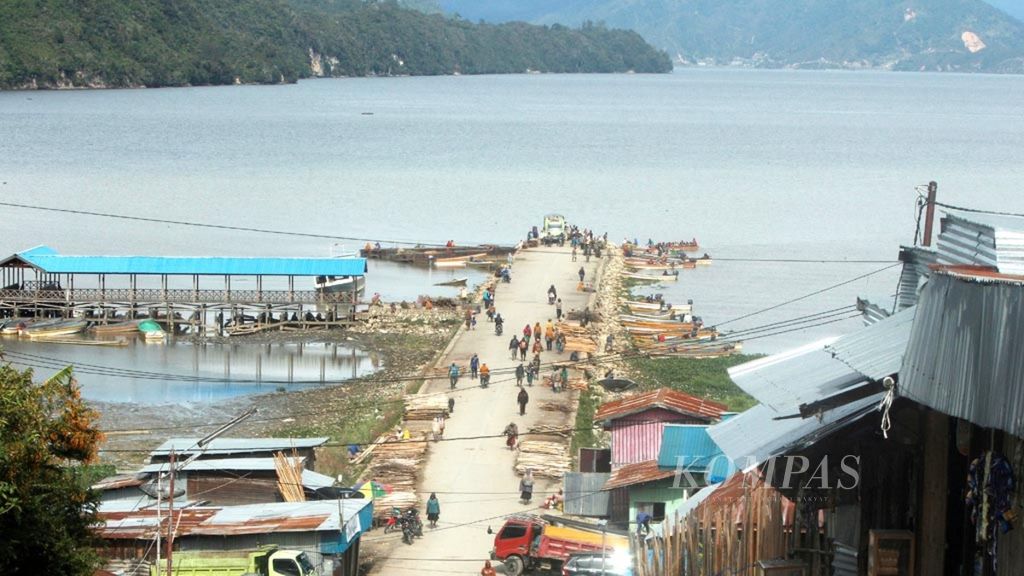 Pemandangan pelabuhan Danau Paniai. Perahu menjadi sarana transportasi utama bagi penduduk yang tinggal di sekitar Danau Paniai, Papua.