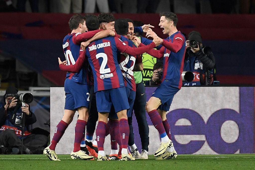 Para pemain Barcelona merayakan gol yang dicetak Robert Lewandowski (kanan) ke gawang Napoli pada laga kedua babak 16 besar Liga Champions, Rabu (13/3/2024) dini hari WIB. Barca menang dengan skor 3-1.