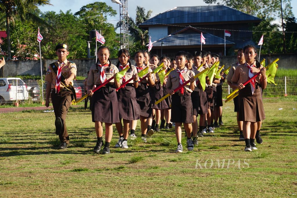 Sejumlah anggota Pramuka berbaris saat apel besar Gerakan Pramuka di Tomohon, Sulawesi Utara, Senin (28/8/2023). 