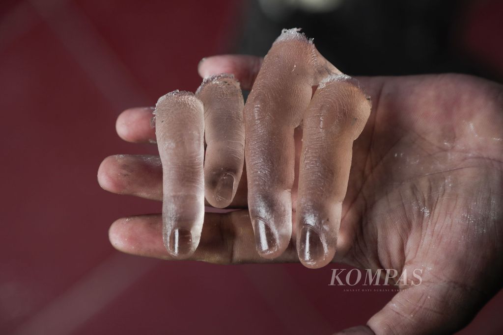 Cetakan tangan palsu buatan Ali Saga (51), seniman sekaligus pembuat kaki dan tangan palsu di Sanggar Organ Prosthetic, Karangsari, Tangerang, Banten, Kamis (5/9/2019). Para peneliti sedang mengembangkan kulit elektronik yang dapat merasakan tekanan, suhu, dan ketegangan seperti kulit asli. 