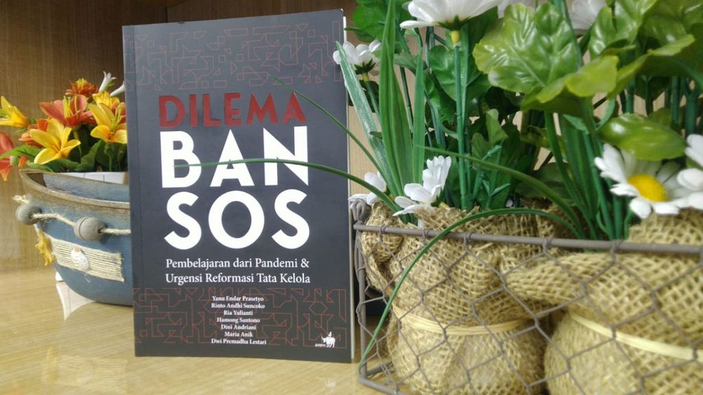 Halaman muka buku berjudul <i>Dilema Bansos: Pembelajaran dari Pandemi dan Urgensi Reformasi Tata Kelola</i>