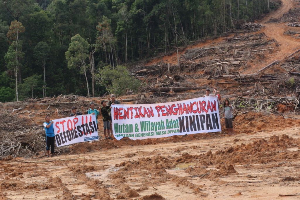 Masyarakat dari Komunitas Adat Laman Kinipan melakukan unjuk rasa di lokasi tempat pembukaan lahan PT SML, di Kabupaten Lamandau, Kalimantan Tengah, pada akhir November lalu. 