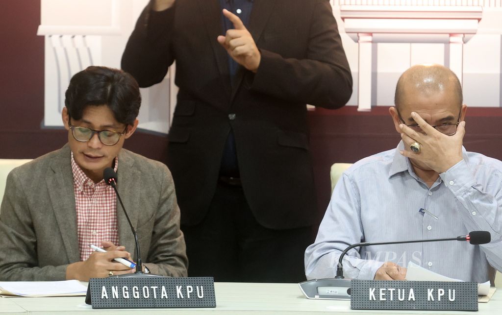 Ketua Komisi Pemilihan Umum (KPU) Hasyim Asyari (kanan) didampingi anggota KPU, August Melaz, memberikan keterangan pers terkait pemungutan suara ulang (PSU) di Kuala Lumpur, Malaysia, di Gedung KPU, Jakarta, Jumat (8/3/2024). KPU memutuskan menggelar PSU di Kuala Lumpur dalam satu hari saja, yakni pada Minggu (10/3/2024). 
