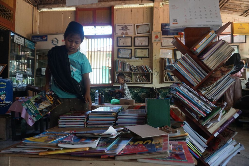 Seorang anak memilih buku di Perpustakaan Bergerak Limbah Pustaka di Desa Muntang, Kecamatan Kemangkon, Kabupaten Purbalingga, Jawa Tengah, Minggu (30/4/2023).