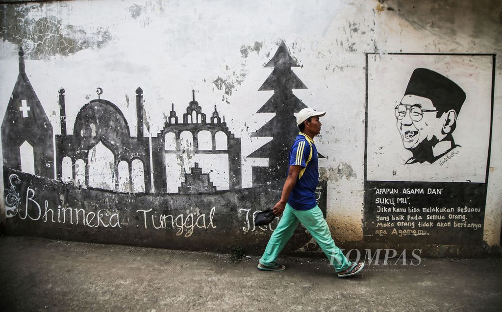 Mural salah satu pernyataan KH Abdurrahman Wahid alias Gus Dur tergambar di sebuah gang di kawasan Cipayung, Depok, Jawa Barat, Kamis (22/4/2021).  
