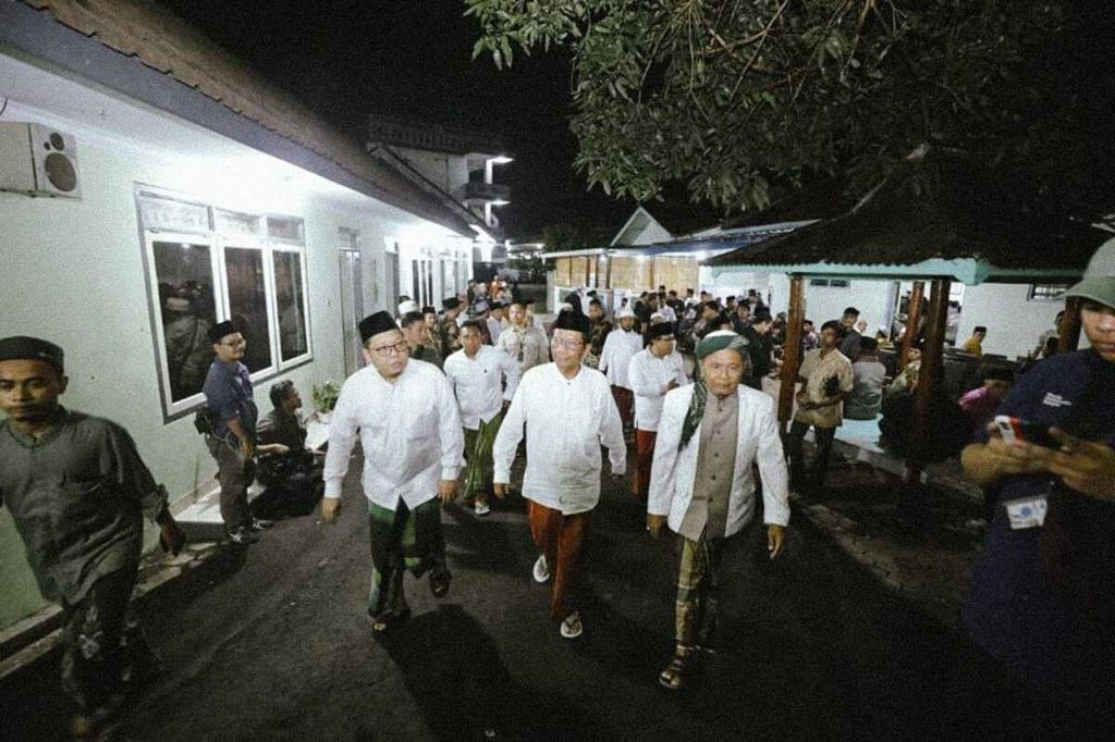 Calon wakil presiden nomor urut 3, Mahfud MD (kiri), menunjukkan kamar tempatnya menginap di Pondok Pesantren Nurul Qarnain, Jember, Jawa Timur, Kamis (28/12/2023) petang. 